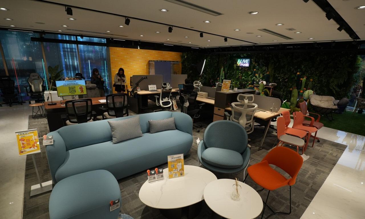 淘寶家具實體店客廳區有不同風格的陳列,不少沙發的布料會用優質的進口材料,價錢也在千元左右。(圖片來源:當代中國)