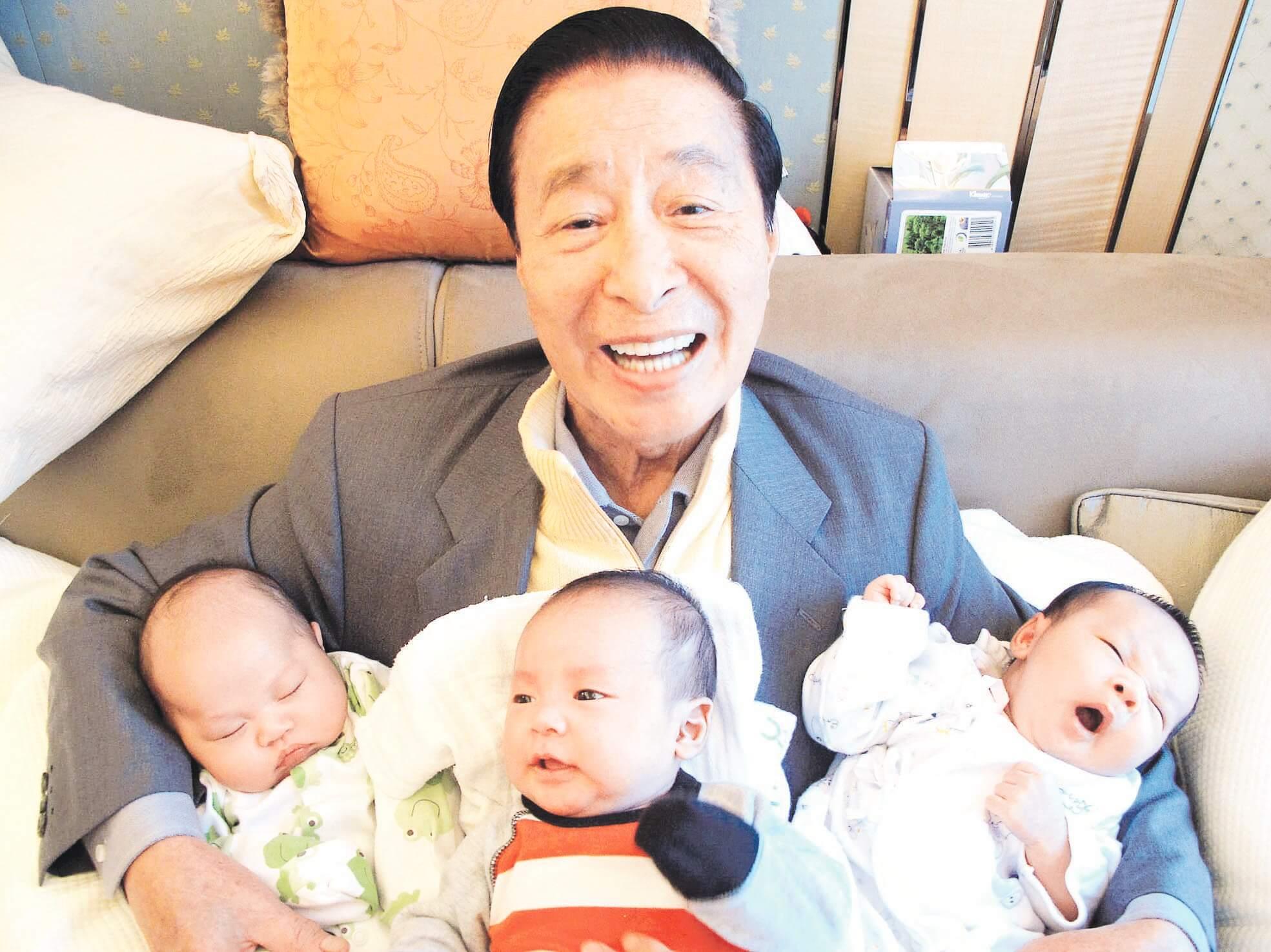 李兆基一次抱住3男孫,他曾向外間表示「開心過賺大錢」。