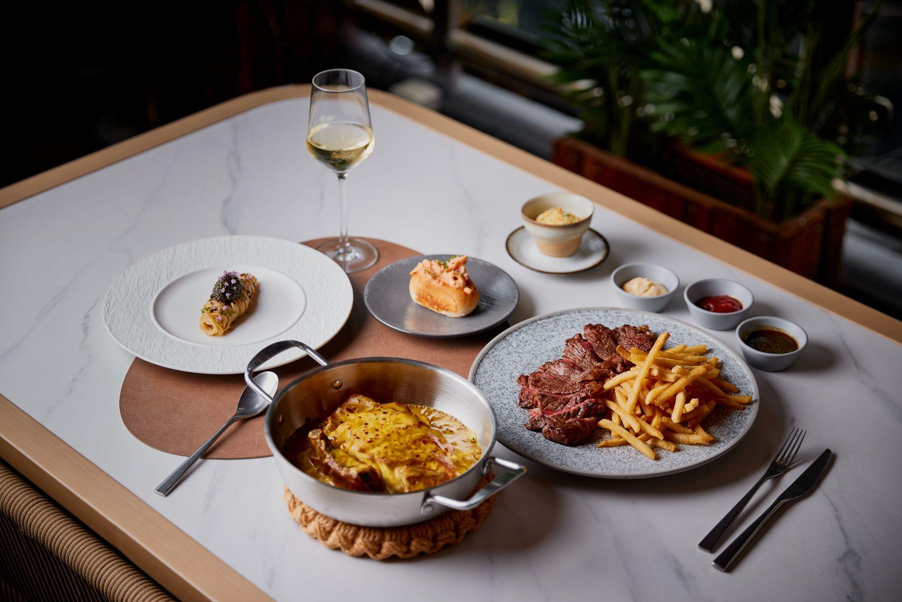 露台套餐($498)包括餐前小吃、魚子醬意粉、M3澳洲和牛西冷扒配薯條或焗豬扒炒飯配印法混合香料醬及芝士、雪糕。