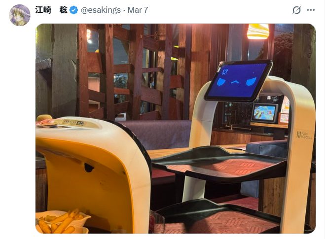 其中一個送餐機械人露出憤怒表情。(X@esakings)