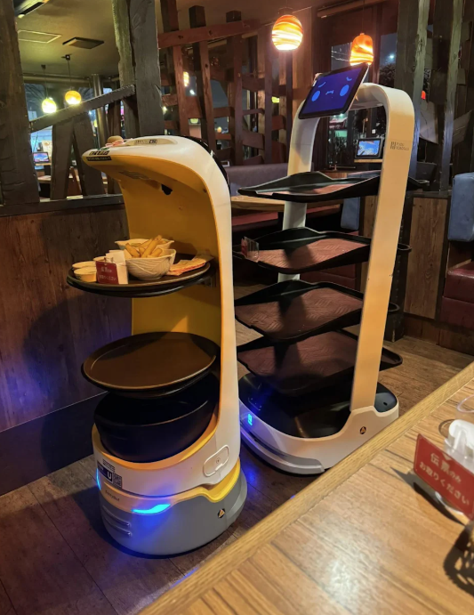 面向鏡頭的機械人受阻後,起初「一臉無奈」。(互聯網)