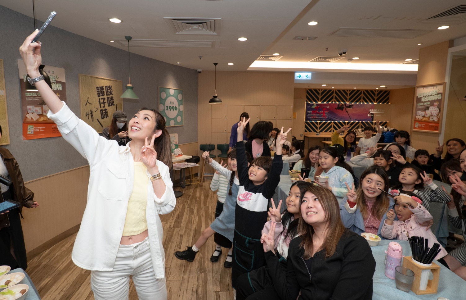 宋熙年與工作坊的小朋友打成一片,更齊齊selfie留念。