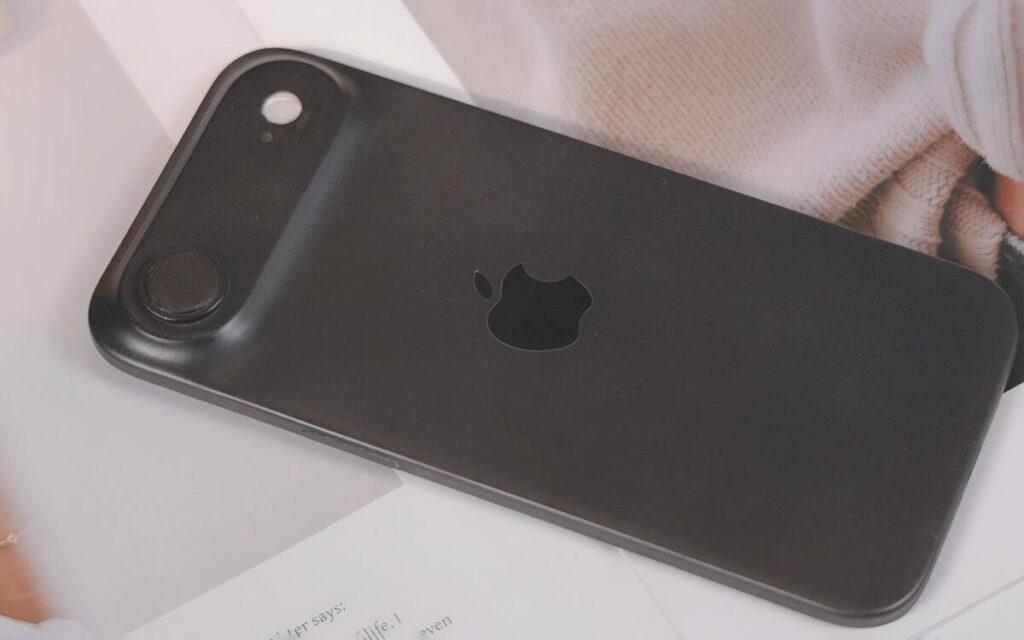 iPhone 17 Air亦同樣以左右佈置方式,擺放單主鏡跟閃燈/感應器,預計鏡頭組中央部份留空,則為騰出空間予前方 Face ID 模組。