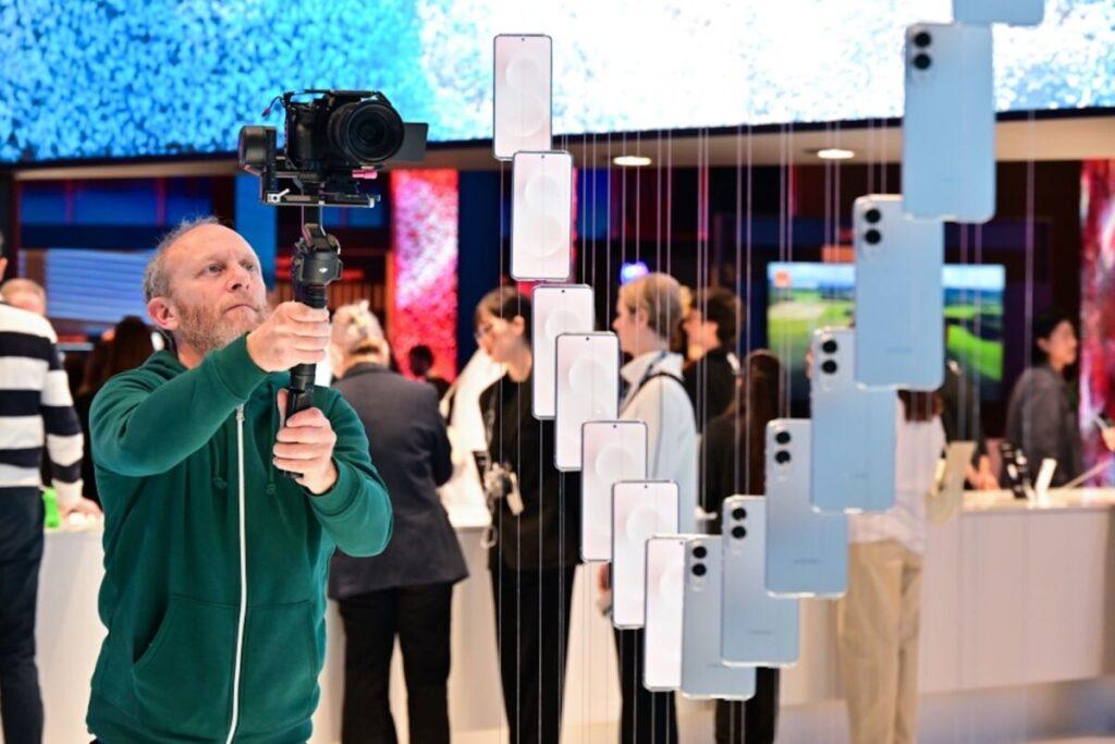 按三星手機命名方式來看,如無意外 Galaxy S25 Edge 機身配色命名方式,暗示了手機似乎採用 S25 Ultra 同款鈦金屬機身設計。