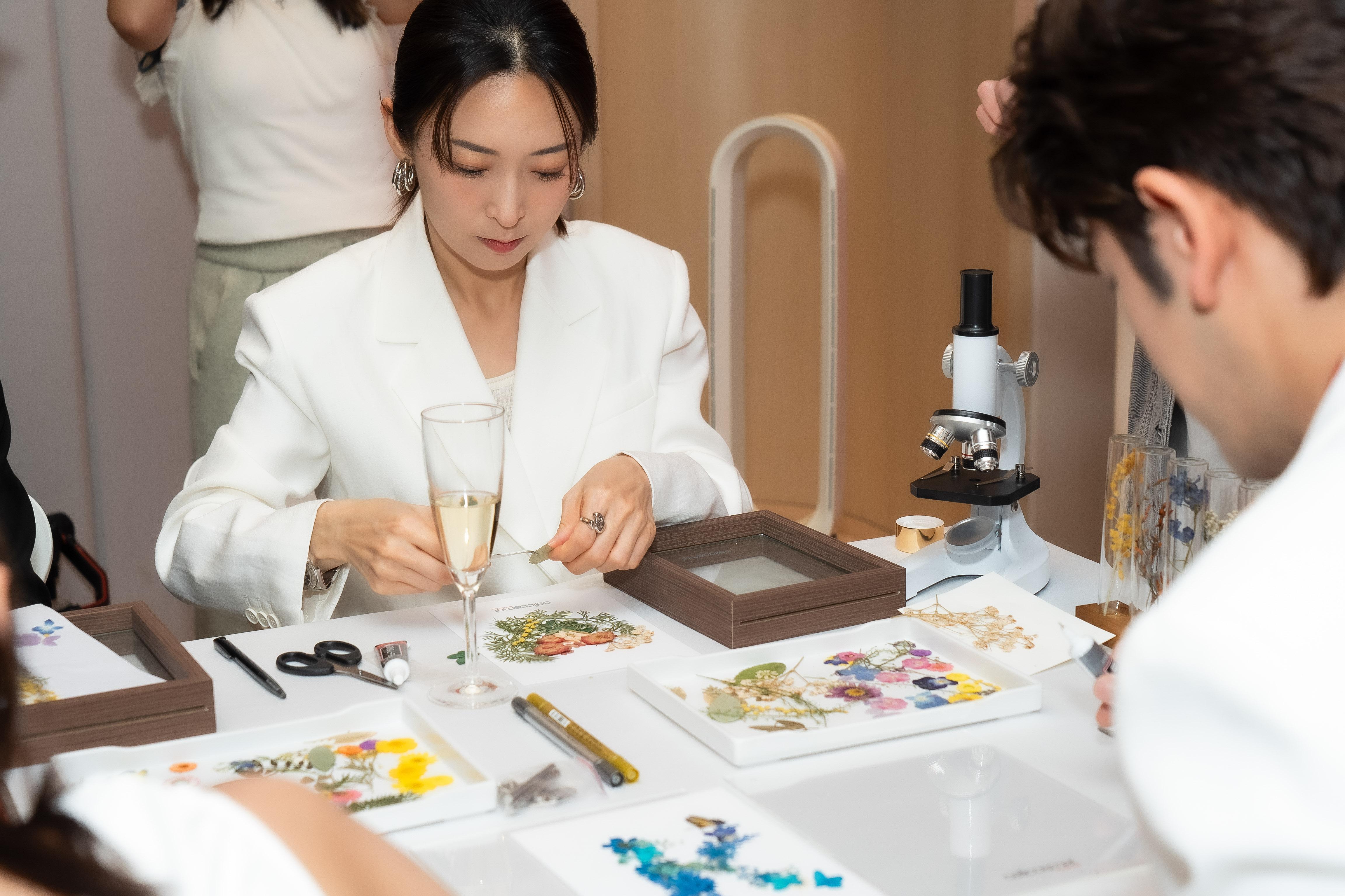 周家怡與同門師弟黎峻出席瑞士護膚品牌動。