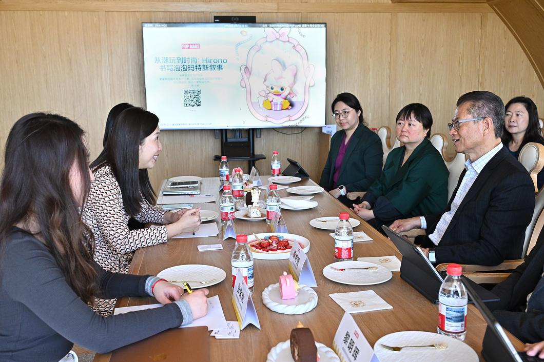 與該潮流文化娛樂公司的負責人會面。(財政司司長網誌)