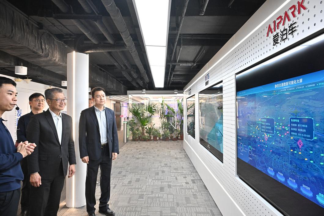 到訪北京一家專注於高精度人工智能產品研發應用的企業,並觀看其最新科技產品。(財政司司長網誌)