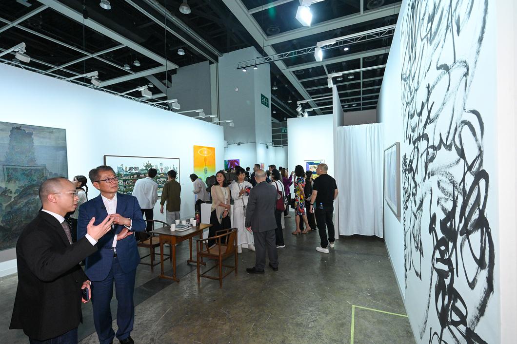 陳茂波在藝術展上參觀不同作品。 (陳茂波網誌圖片)