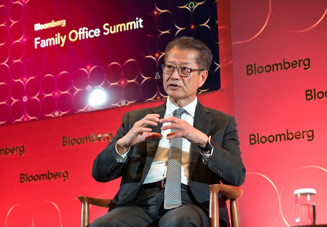 陳茂波在彭博家族辦公室峰會上出席對談環節。 (陳茂波網誌圖片)