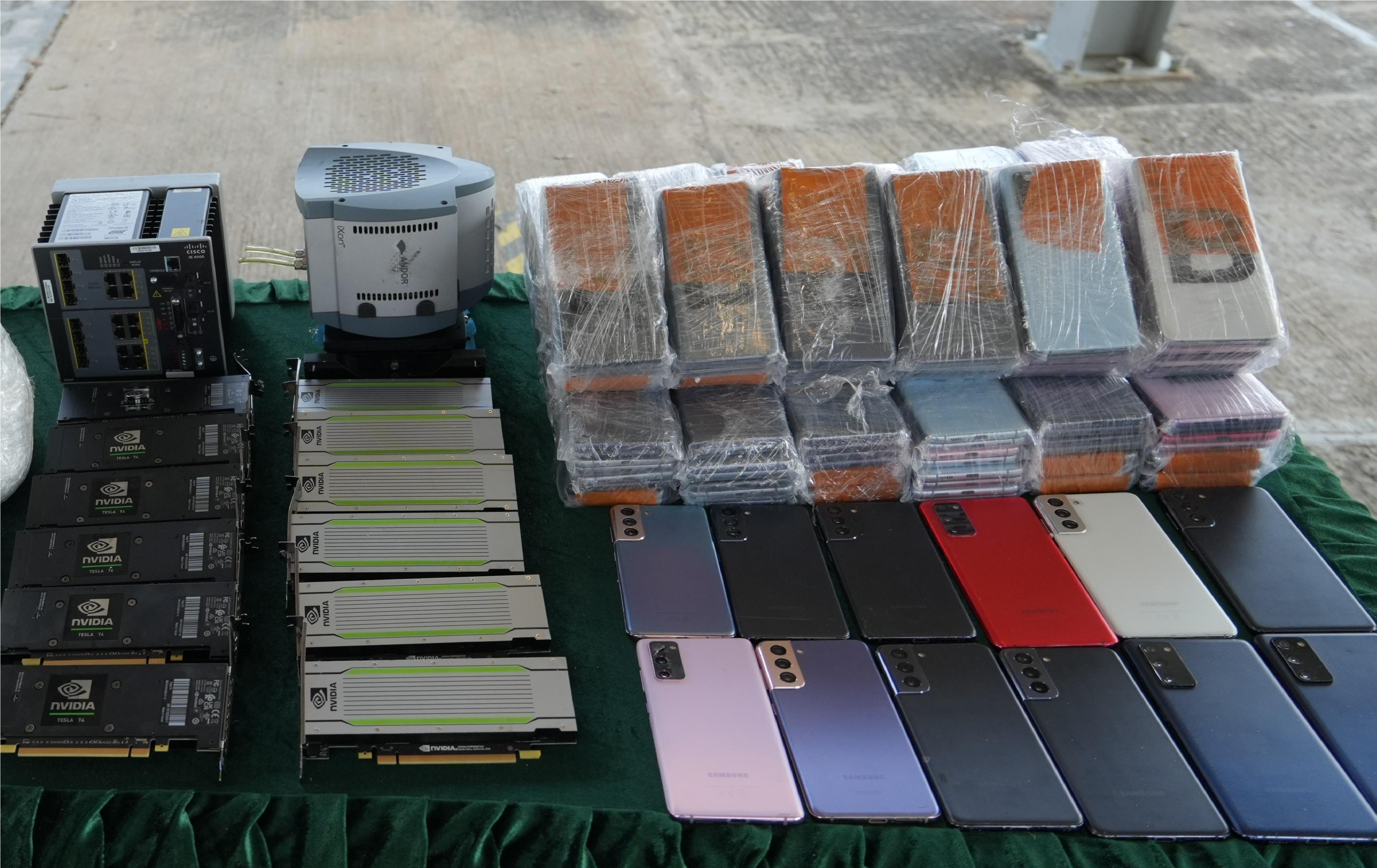 圖示檢獲的部分懷疑走私電子產品。(政府新聞處)