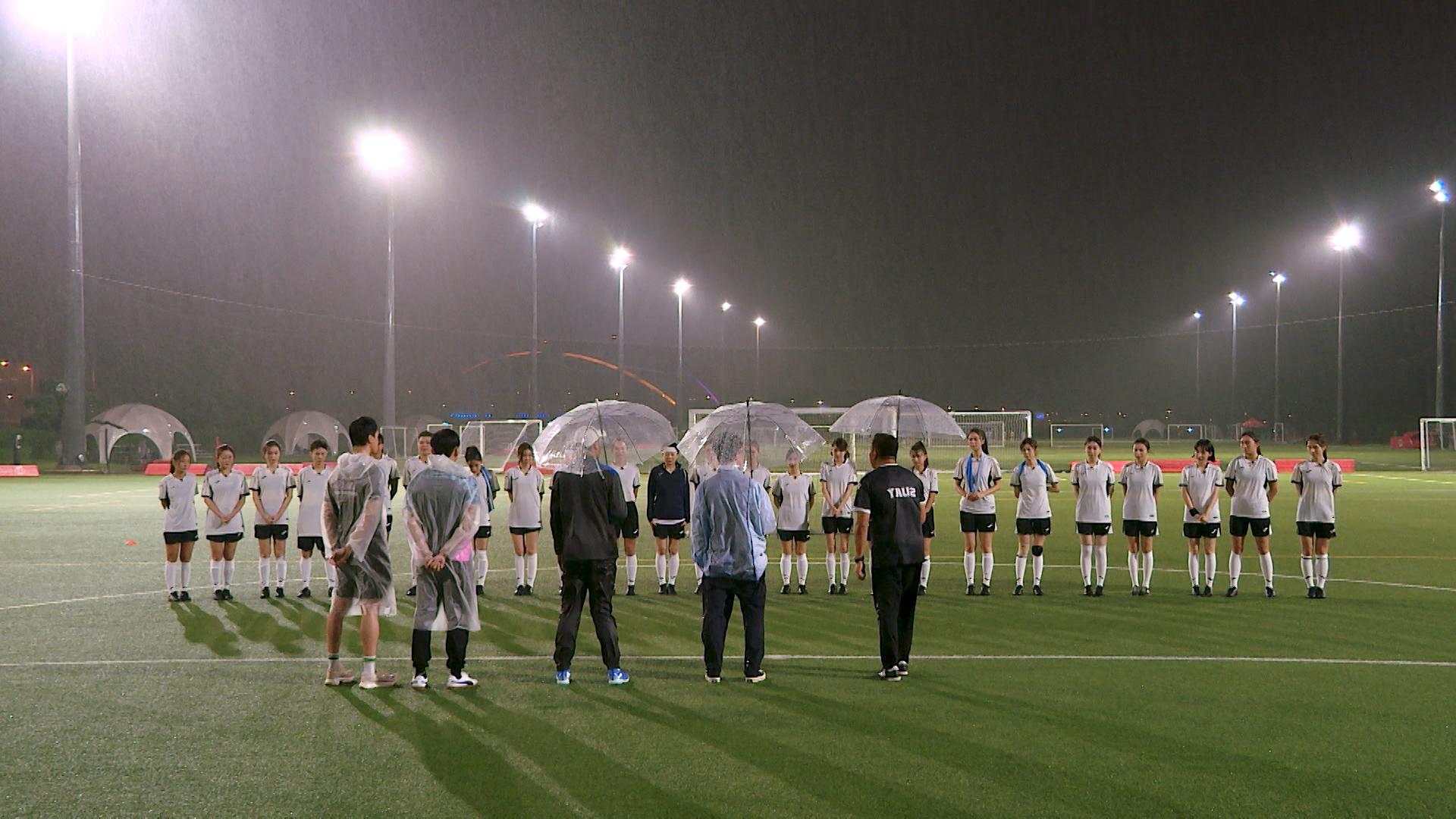 24位足球女將在滂沱大雨之下,首次跟球隊顧問、主教練和技術總監見面。