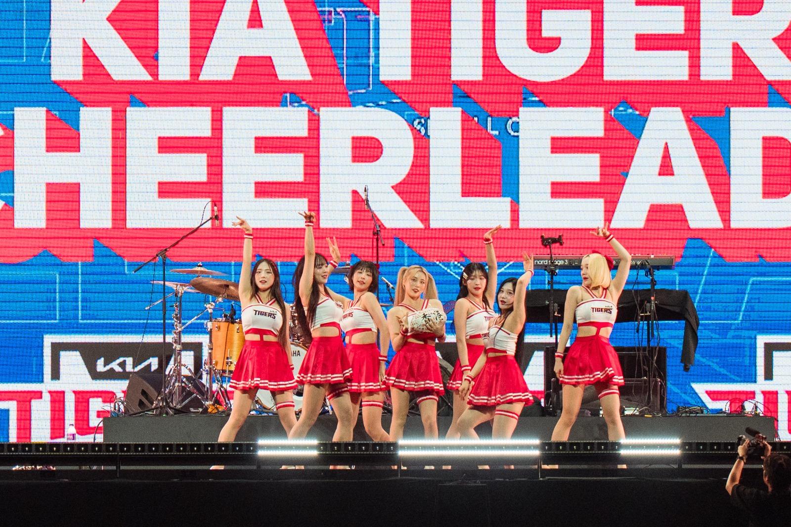 南韓的起亞虎啦啦隊表演大獲好評。(旅發局提供相片)