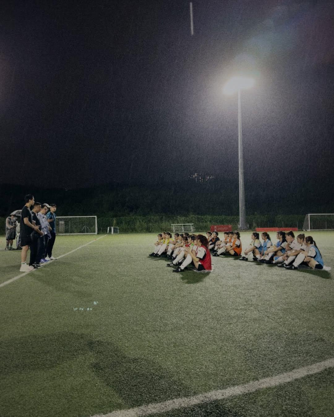 透過招募24位有運動細胞的藝人和KOL等參與,希望經過5個月地獄式訓以成立一隊女子足球隊的ViuTV真人騷節目《足球女將》