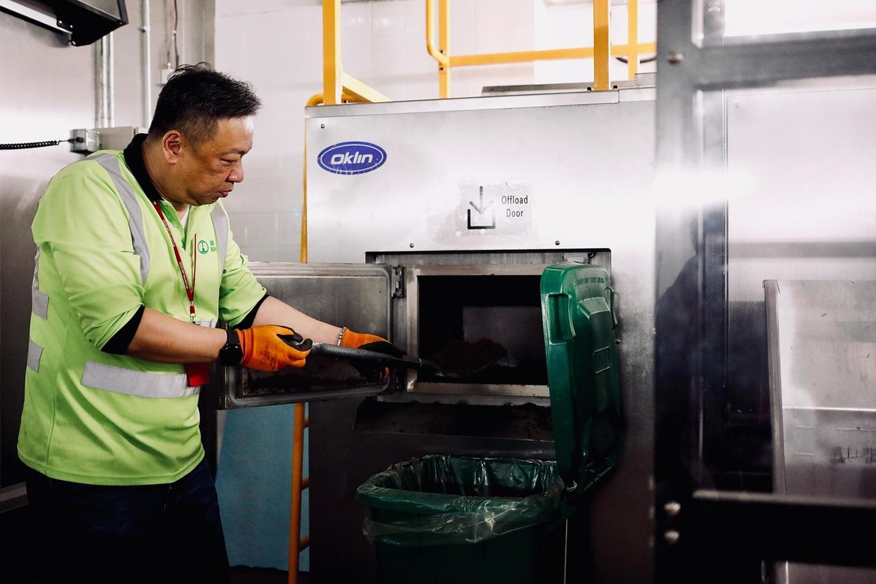 廚餘、紙杯及其他紙製容器經24小時微生物技術分解後,預計每日最多可處理近600公斤廢物,並轉化為有用的堆肥。