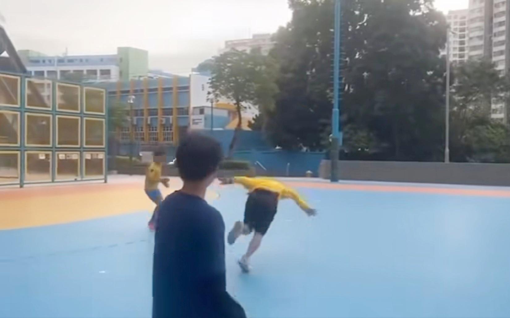 網上熱話|球場大叔爭場挑釁後生仔,追人不成反仆倒。(網片截圖)