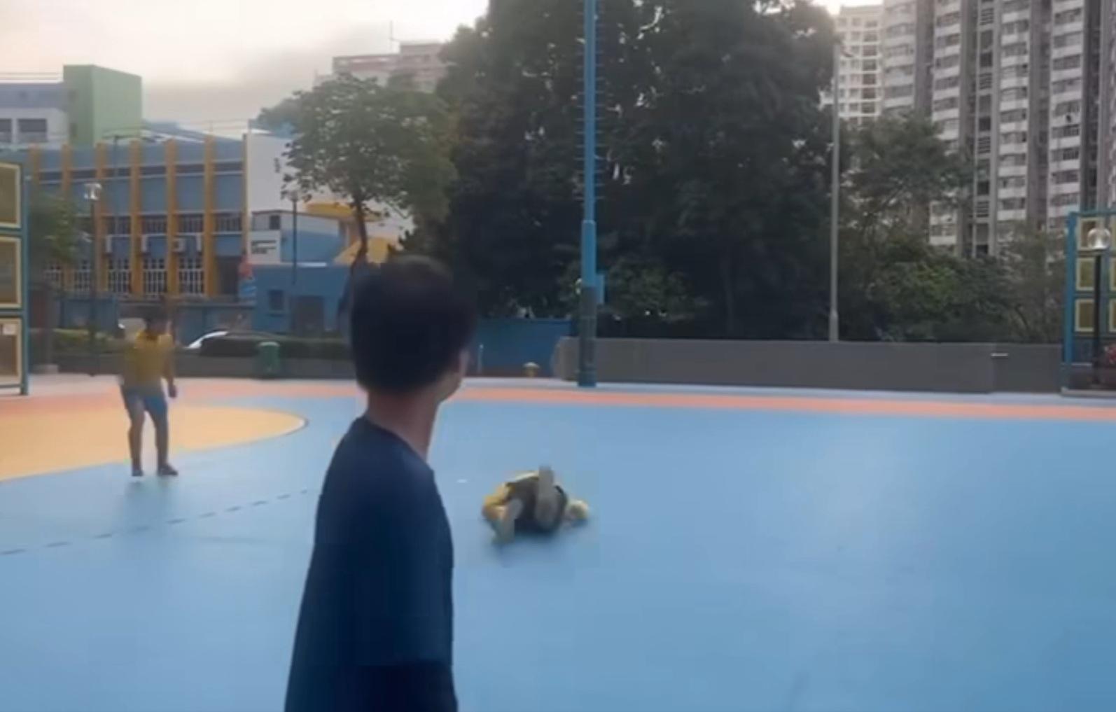 網上熱話|球場大叔爭場挑釁後生仔,追人不成反仆倒。(網片截圖)