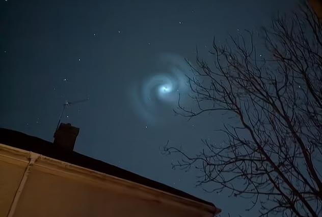 英國夜空出現神秘漩渦