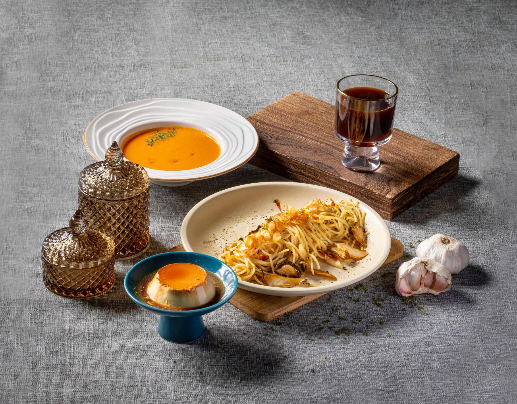 龍蝦套餐包西湯、小食、意粉及甜品。