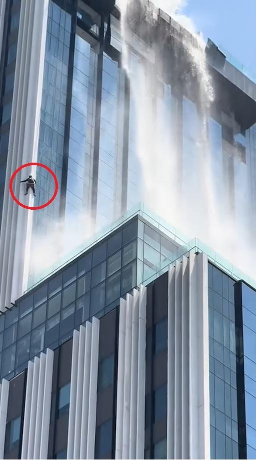 緬甸地震|工人清潔玻璃幕牆時遇地震,驚險保命。(互聯網)