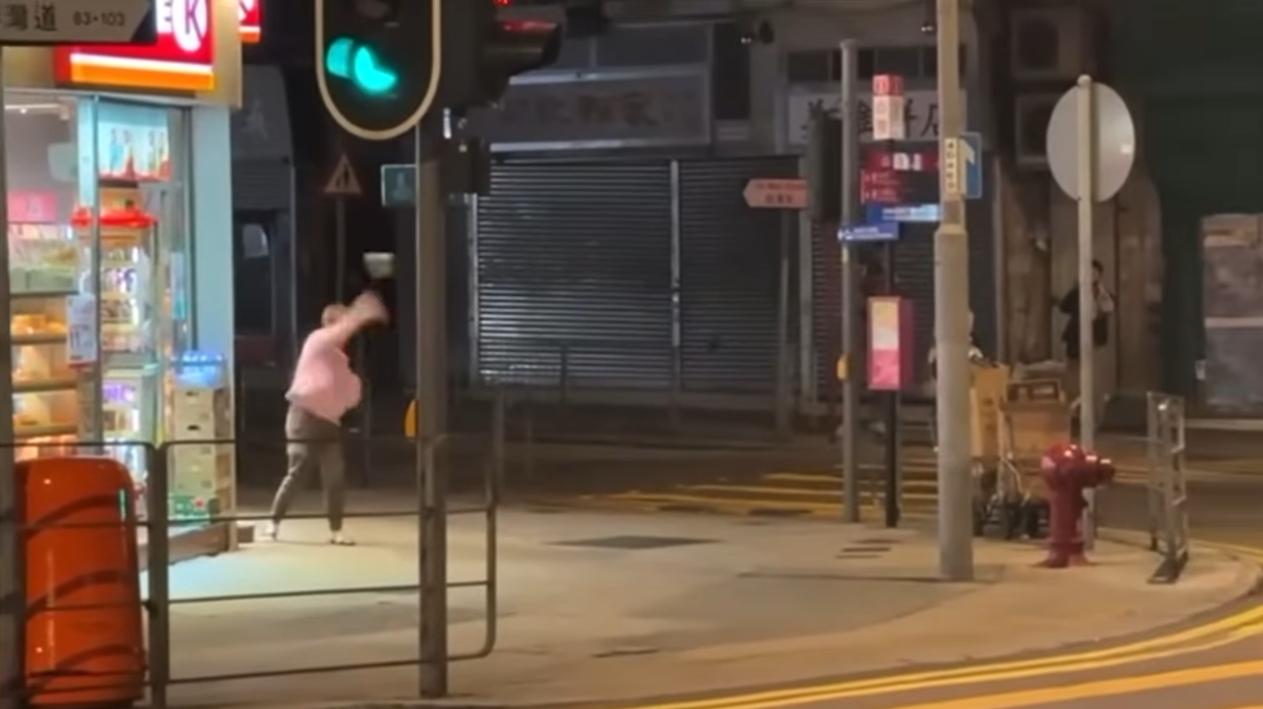 田灣發生刑事毀壞案。(fb「香港突發事故報料區及討論區」截圖)