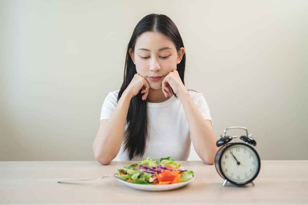 有在服藥的人士如果想採用間歇性斷食,要特別注意!長時間不進食可能會影響部分藥物的吸收和作用,增加低血糖、低血壓、胃部不適等發生的風險。