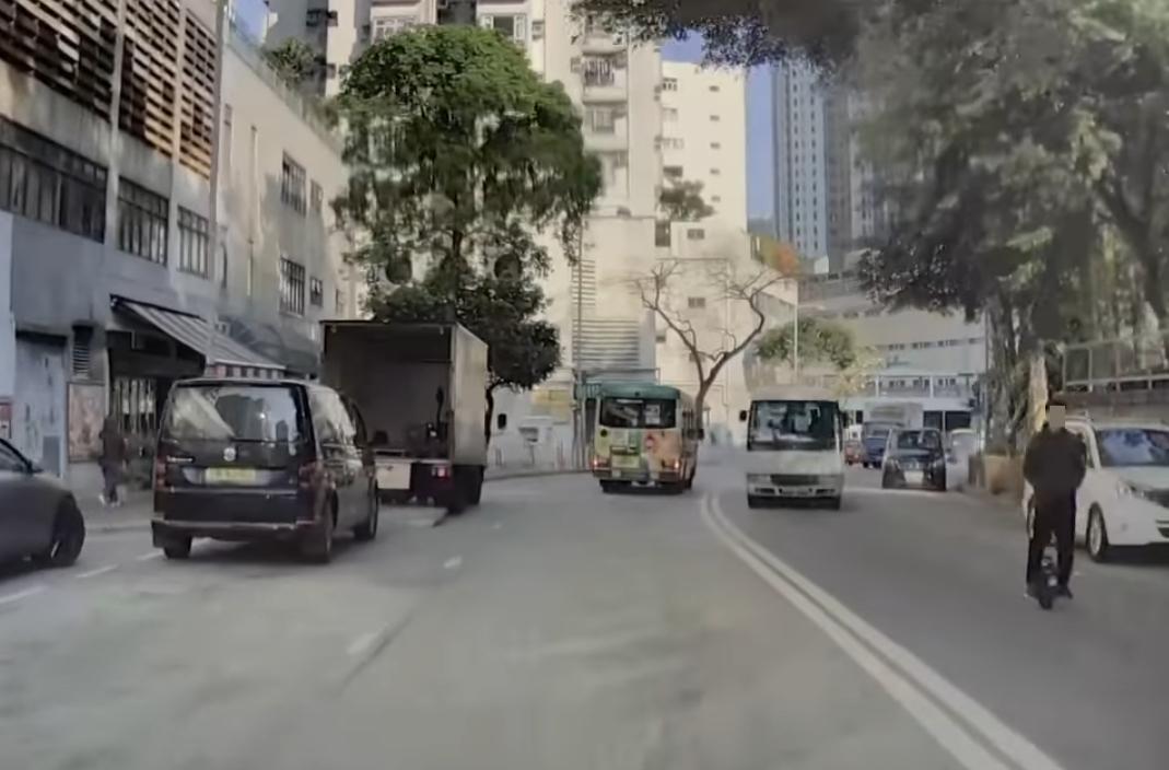 荃灣發生驚險意外。(fb「車cam L(香港群組)」截圖)