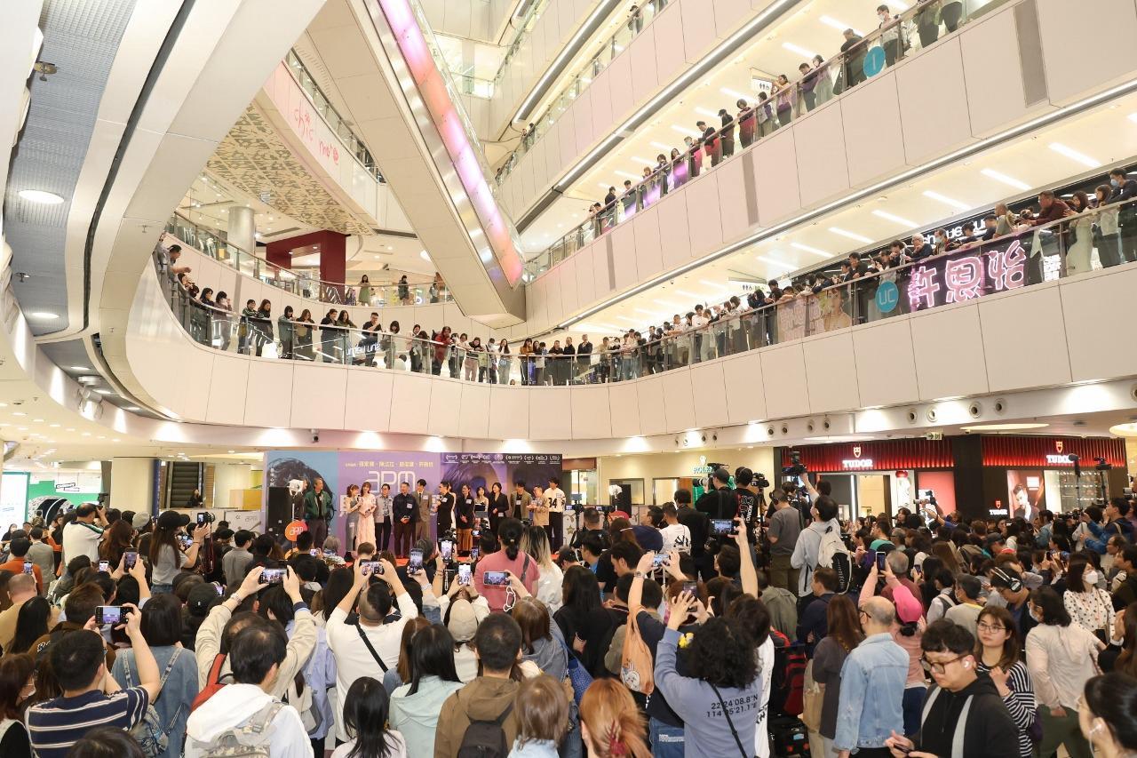 大批市民前往apm《贖夢》首映禮現場,一睹家輝、陳法拉、劉俊謙風采。