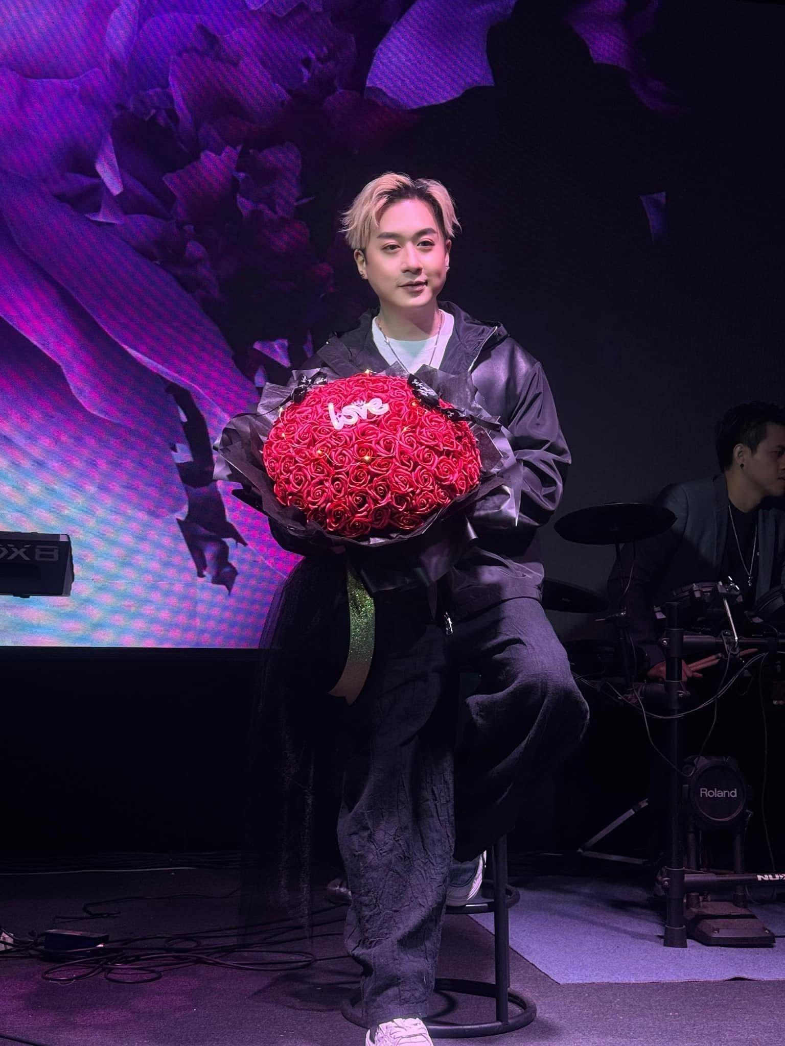 涂家堯獲粉絲送上大蛋糕及一百支玫瑰花作驚喜。