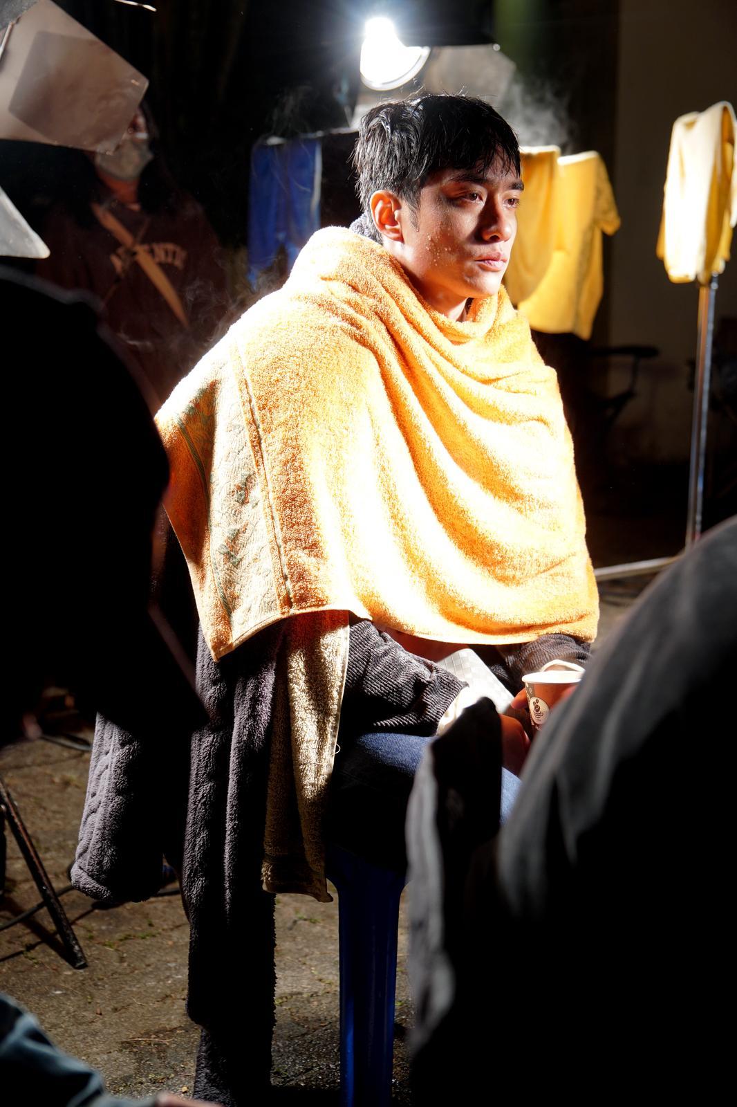 劉俊謙為了拍攝這場夢境中水底掙扎戲,來來回回的由水面跳落泳池水底不下數次