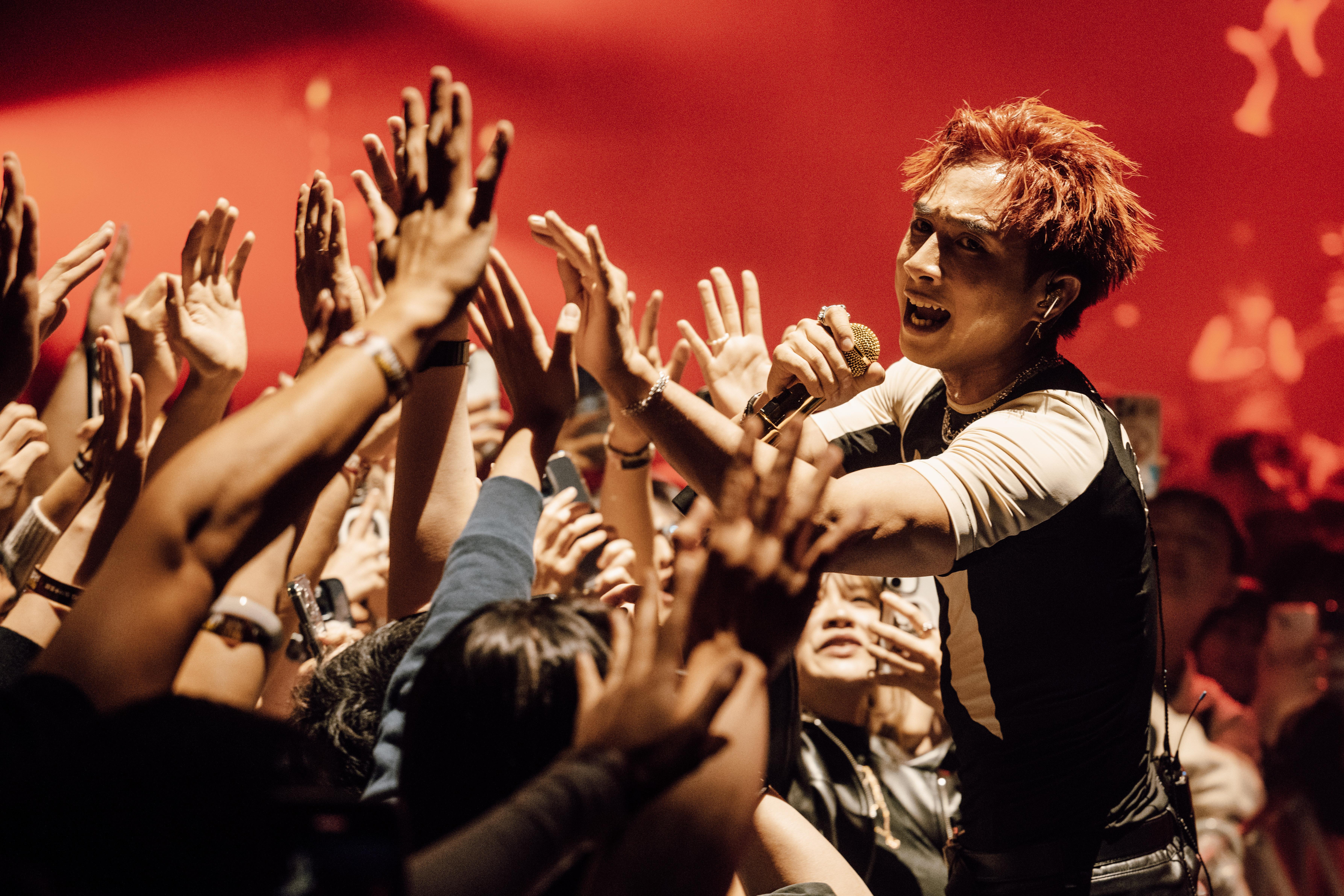 Billy Choi 與歌迷近距離互動,不時與粉絲擊掌、合唱、合照。