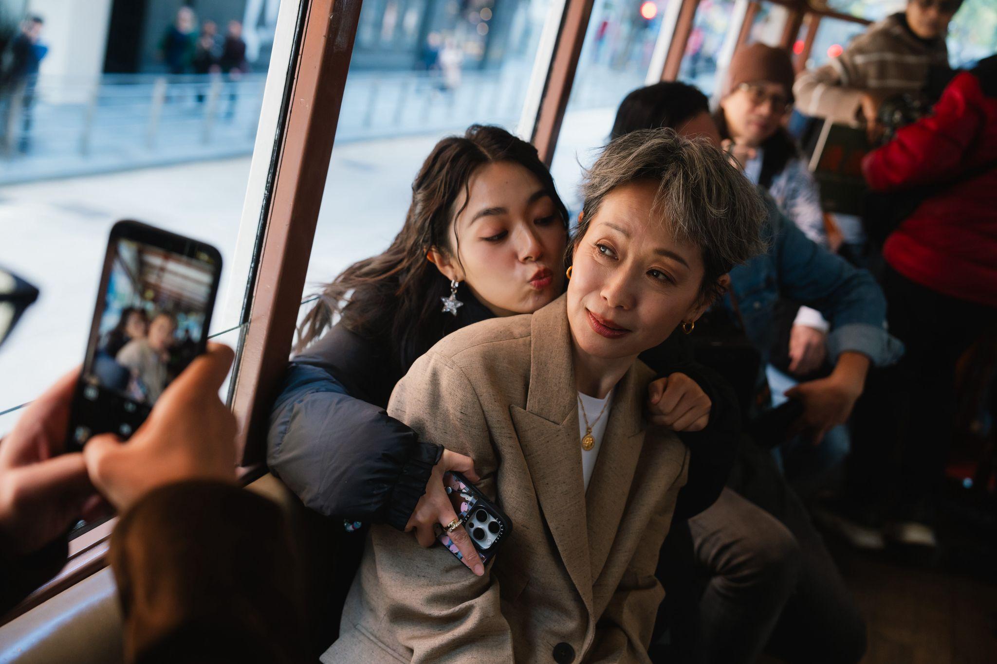 葉童、許月湘登上電影的主題電車。