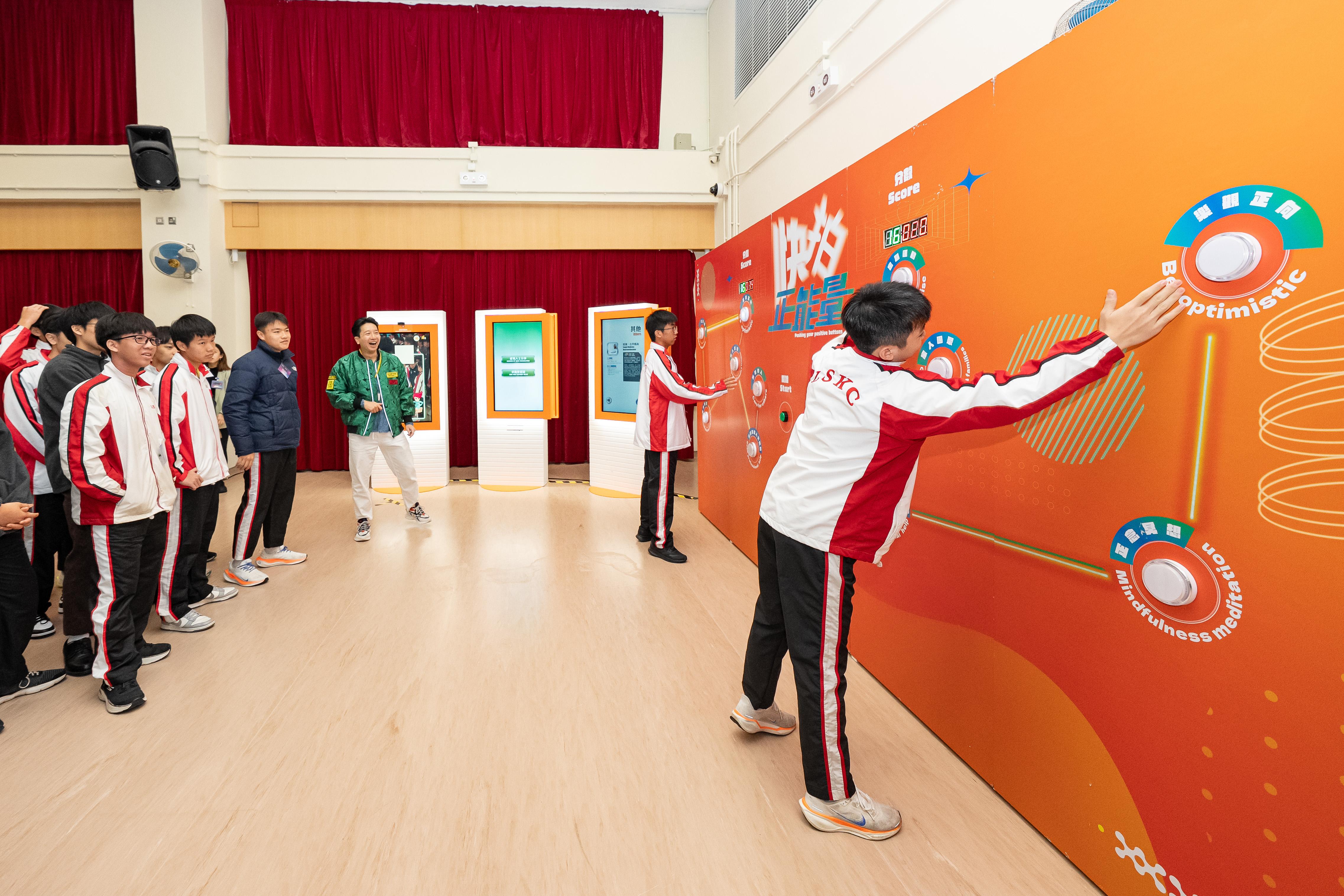 圖示學生參與禁毒常務委員會設置的互動遊戲。(政府新聞處)