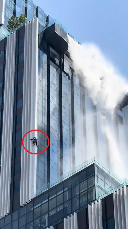 緬甸地震|工人清潔玻璃幕牆時遇地震,驚險保命。(互聯網)
