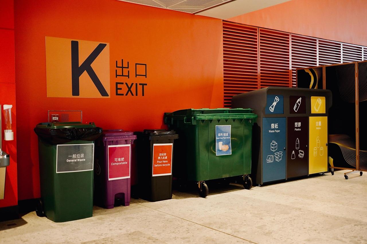 啟德體育園實施全面的廢物回收及管理措施,場內提供大型垃圾分類和回收箱。