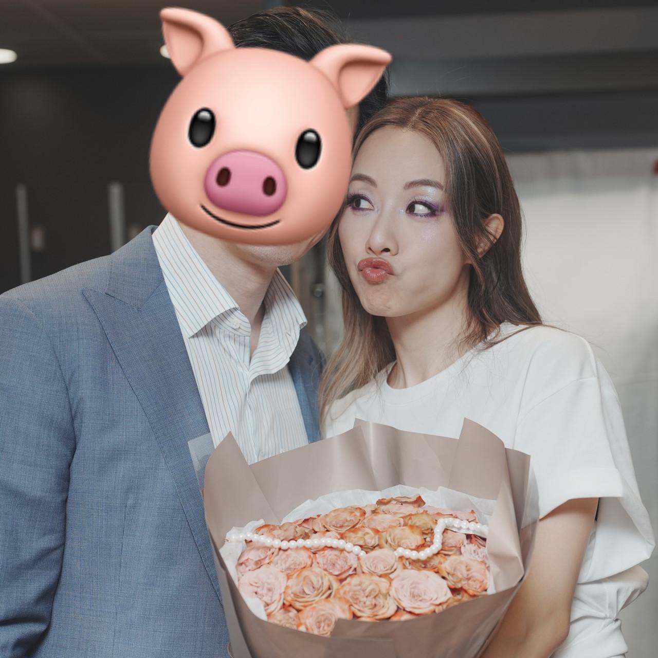 Stephy手上捧着粉色玫瑰花,難掩興奮心情狂嘟嘴!