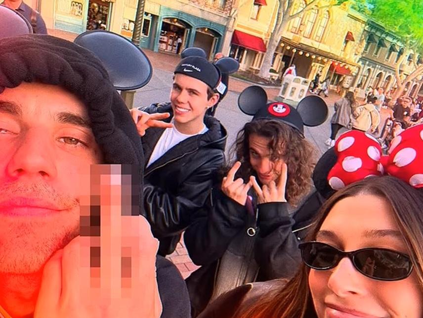 Justin Bieber呆滯與妻遊迪士尼