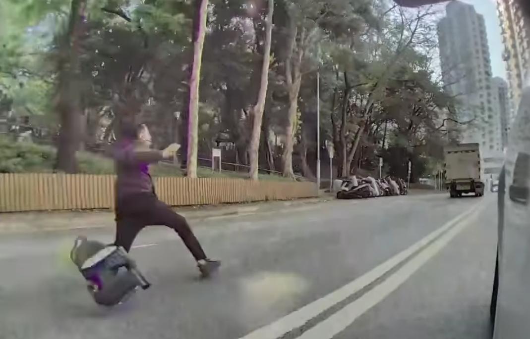 荃灣發生驚險意外。(fb「車cam L(香港群組)」截圖)