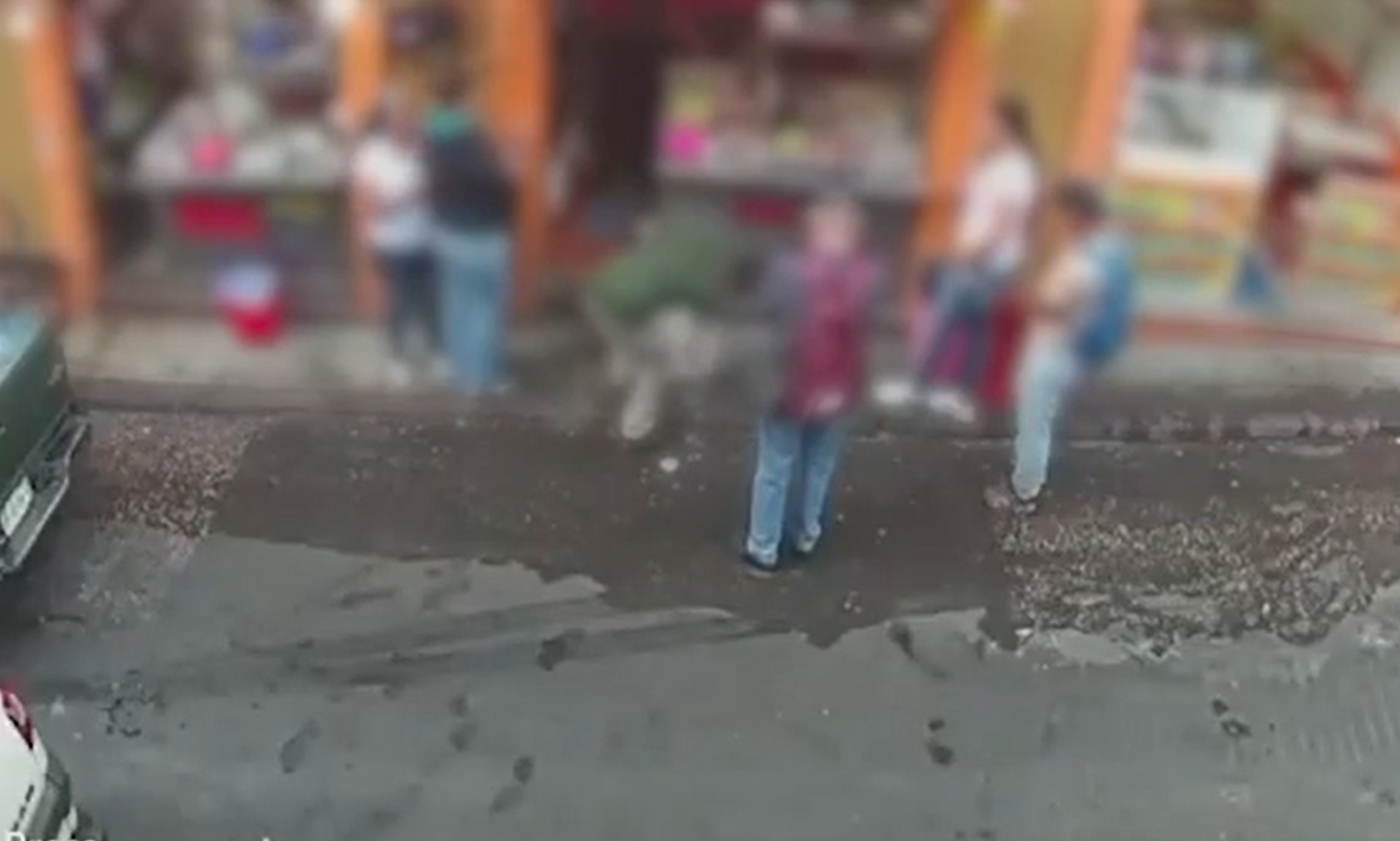 女子裸體街頭奔跑追賊