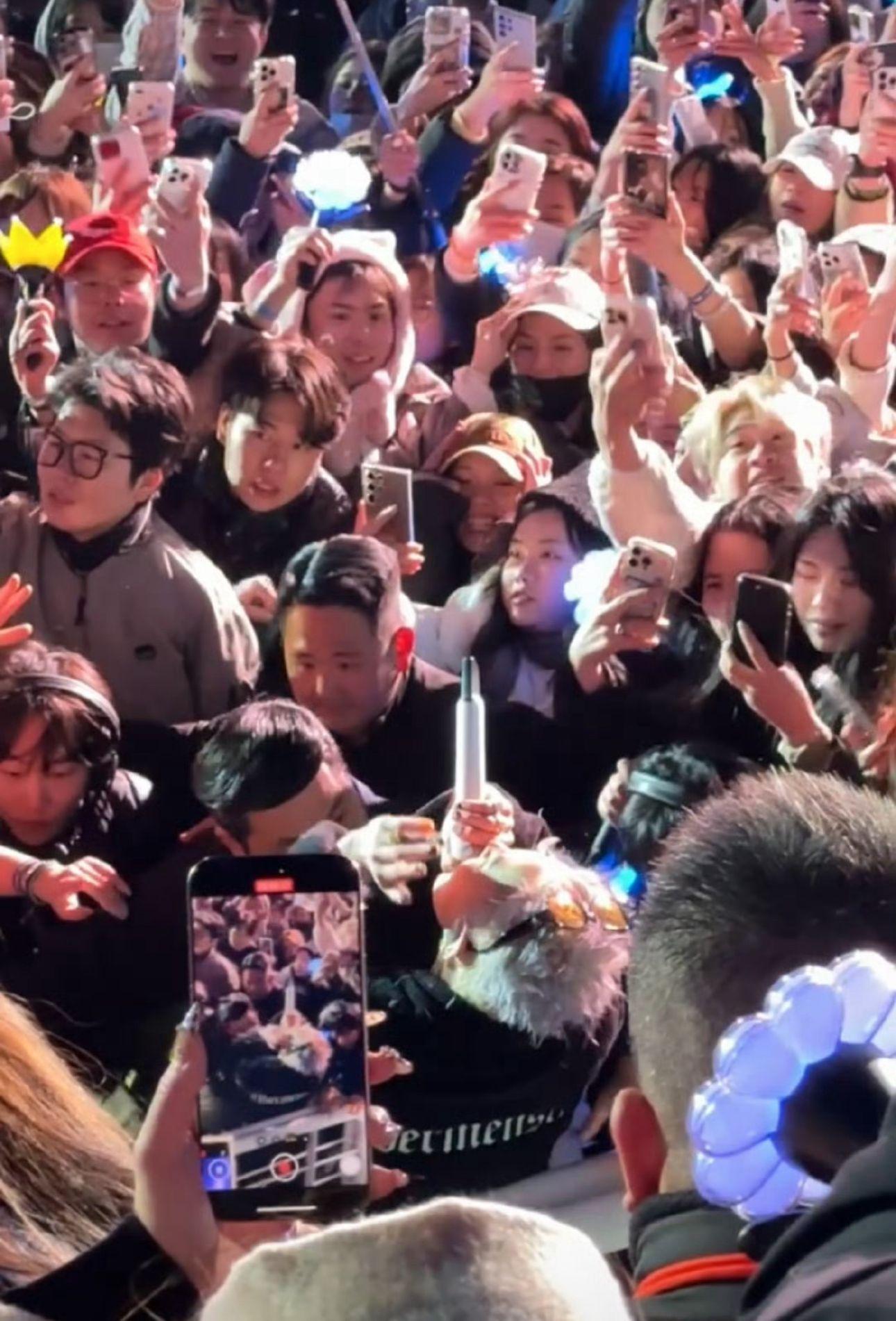 GD走到觀眾席拉近歌迷距離。