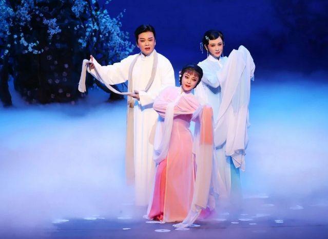 覺新糾纏在兩段感情中。(作者提供)