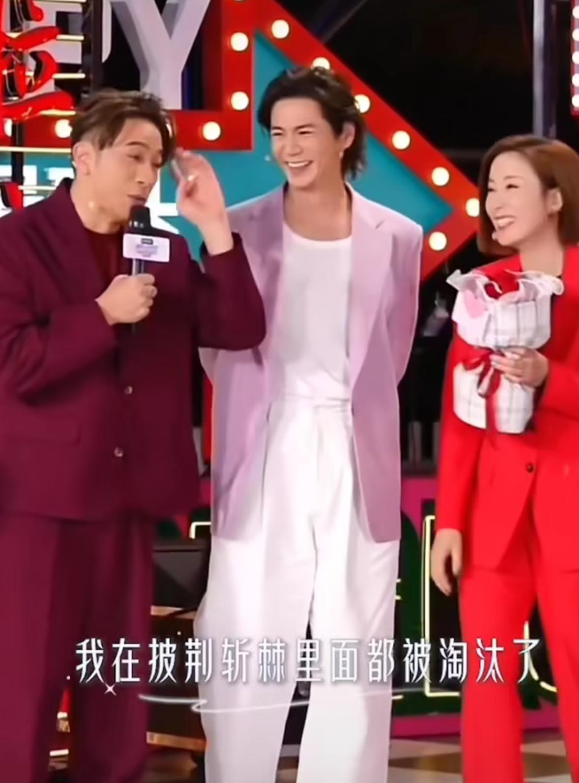 羅子溢則站在兩人中間露出尷尬又不失禮貌的微笑!