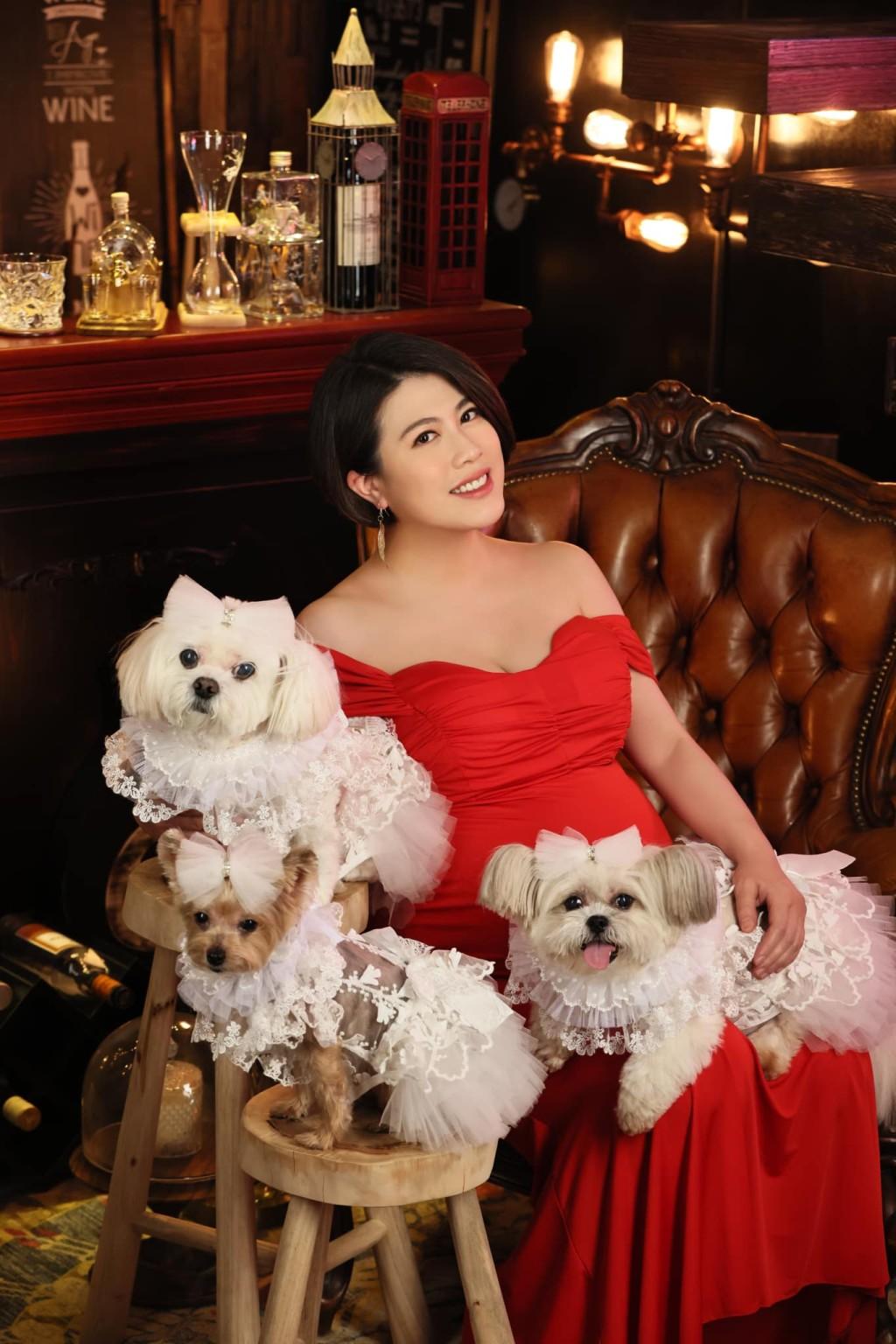 陳彥行是個愛狗之人,大肚時曾與愛犬留倩影。