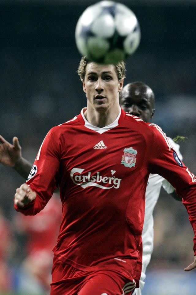 利物浦在2006年至2012年曾穿起Adidas贊助的球衣,費蘭度托利斯為當時王牌前鋒。(費托FB)