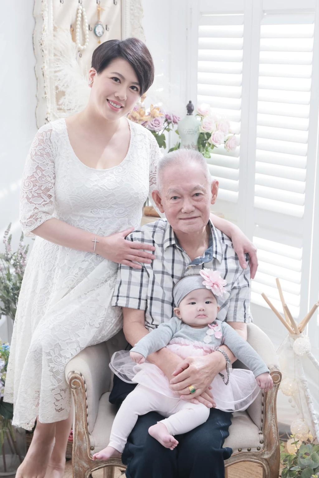 行姐在IG貼出昔日照片懷念亡父,並分享抱住乖女與父親的三代同堂合照。