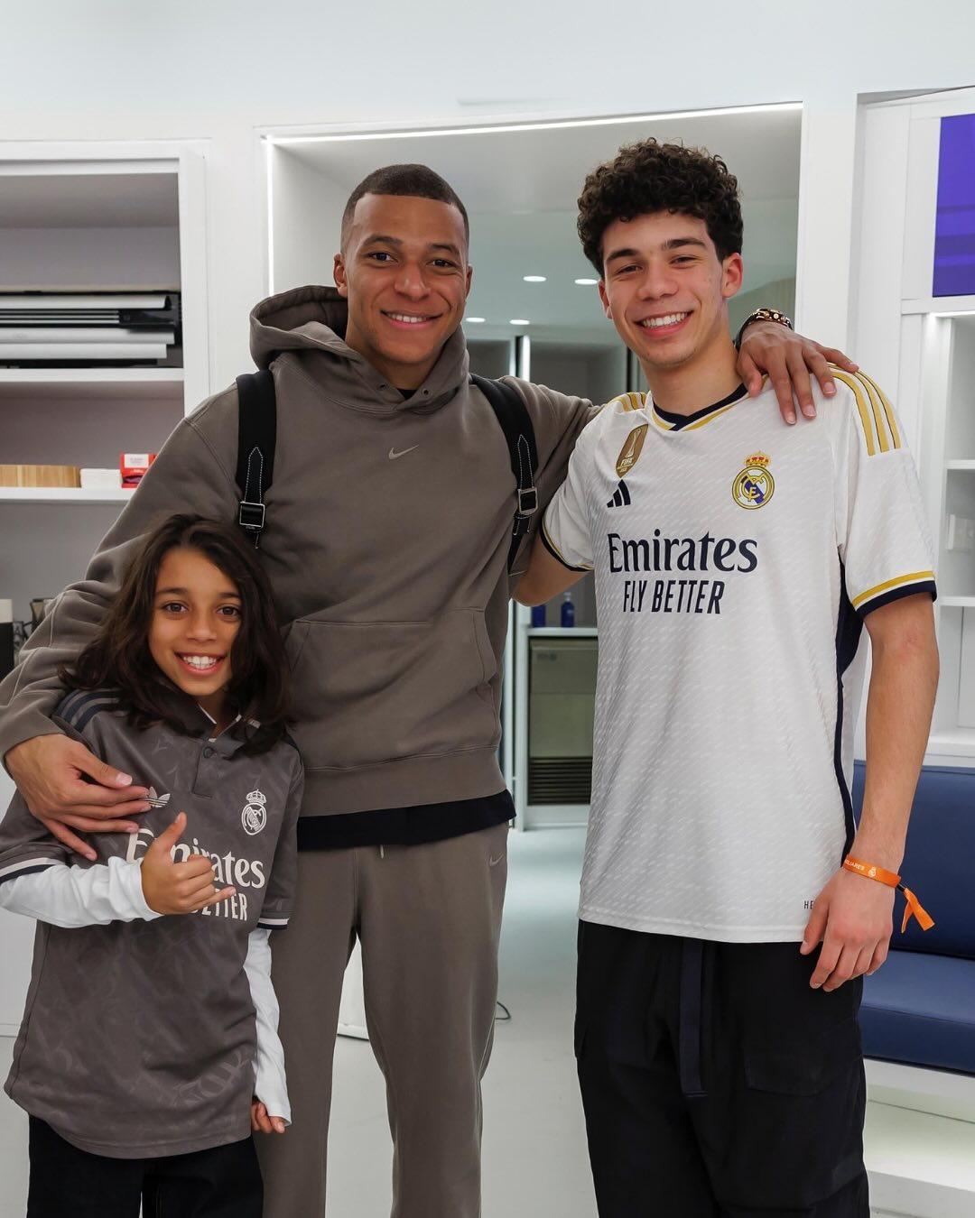 馬些路兒子安素艾維斯(Enzo Alves)與皇馬球星麥巴比合照。