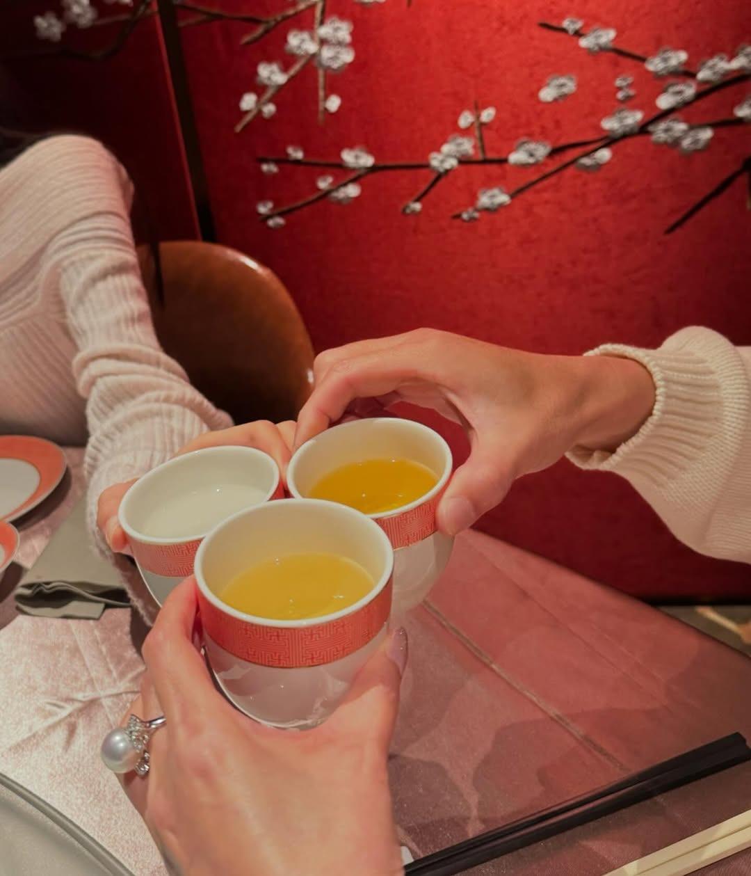 林文龍與妻女碰杯慶祝結婚周年。