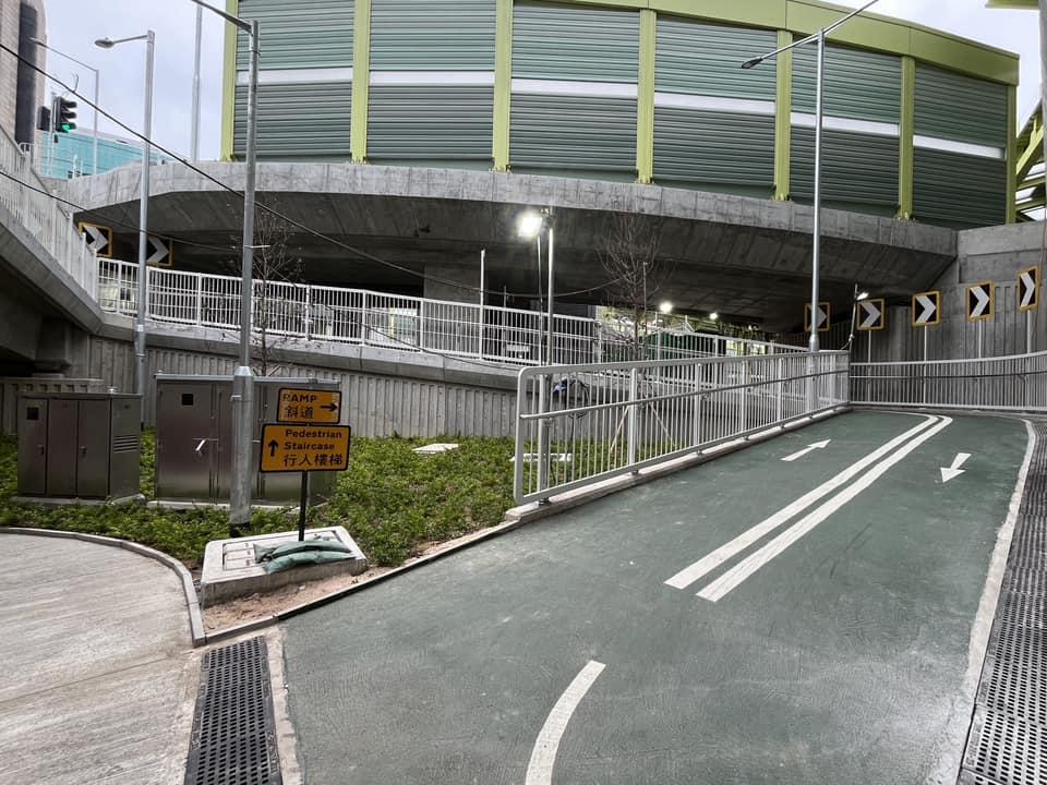 近日位於沙田鄉事會路附近一條全新單車徑就引起網民熱議,其超窄3連急彎設計如日本漫畫《頭文字D》主角藤原拓海經常駕駛的群馬縣秋名山髮夾彎山路,讓人擔心設計有安全隱憂。(Facebook「沙田交通關注組」群組)