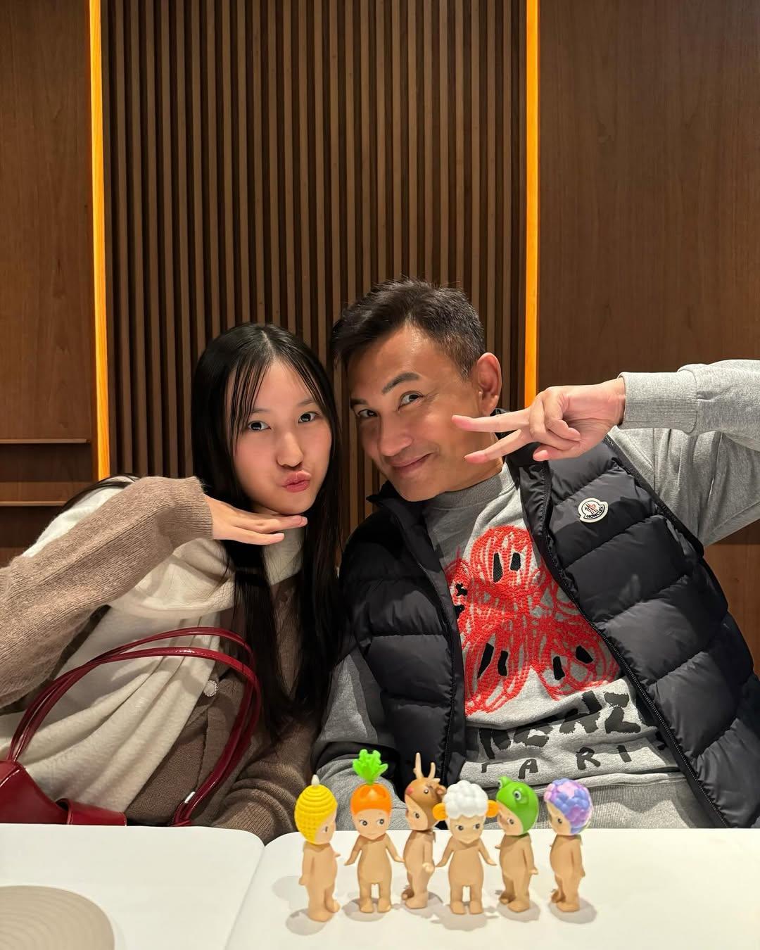 父女兩擺出趣怪「甫士」讓媽媽拍照。