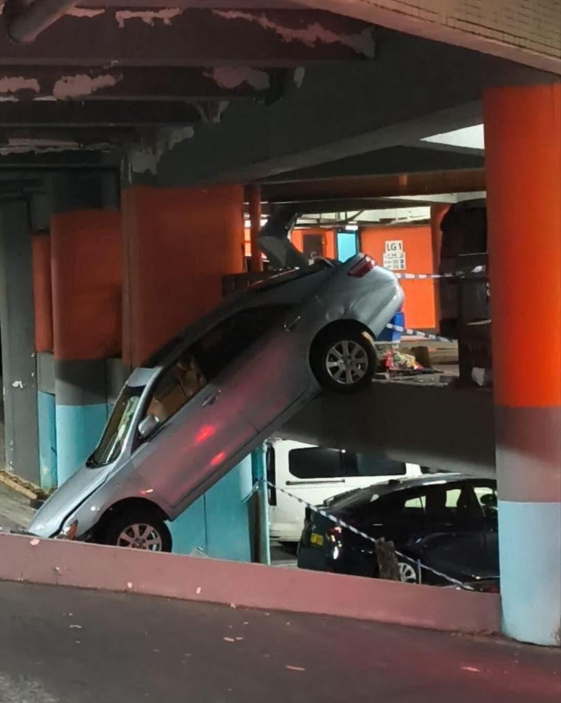 華貴邨停車場私家車撞欄(車cam L(香港群組)FB)