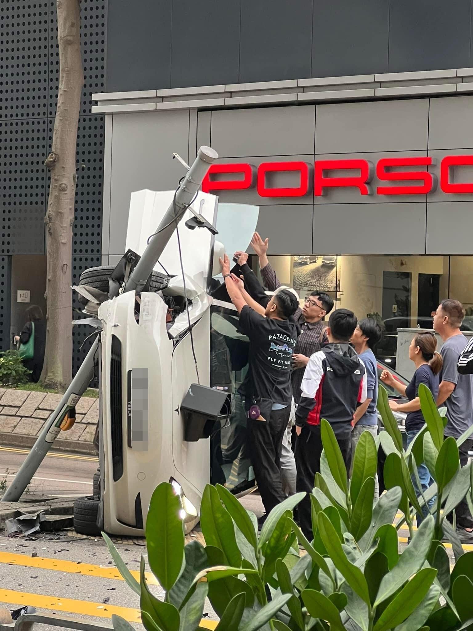 九龍灣發生車禍。(fb「車cam L(香港群組)」圖片)